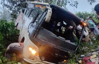 नेपालगन्जबाट काठमाडौं जादै गरेको बस दुर्घटना हुँदा ६ को मृत्यु 