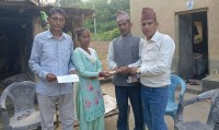 भोटेकोसी बाढीमा बेपत्ता श्यामबहादुरको परिवारलाई रकम सहयोग 
