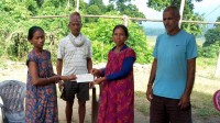 श्यामबहादुरको परिवारलाई शिद्ध बाबा सामुदायिक वनद्धारा नगद सहयोग
