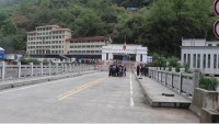 दसैँको सामान भित्र्याउन खुल्यो तातोपानी नाका