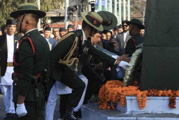 राष्ट्र निर्माताको सालिकमा राष्ट्रपतिद्वारा पुष्पहार अर्पण