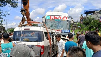 चितवनमा ईभी गाडी र बस ठोक्किदाँ ७ को मृत्यु
