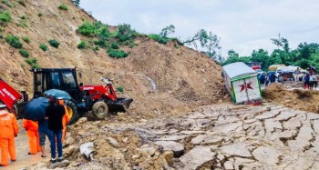 अबिरल वर्षाले देशभरका विभिन्न राजमार्ग अवरुद्ध