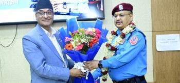 आईजीपी थापालाई गृहमन्त्री  लेखकद्धारा बिदाइ