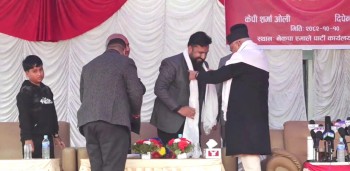 सेयर कारोबारी अग्रवाल एमाले प्रवेश, ओलीले गरे स्वागत