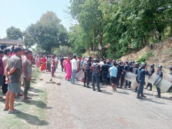 बसको ठक्करबाट मोटरसाइकलमा सवार युवकको मृत्यु, राजमार्ग अवरुद्ध