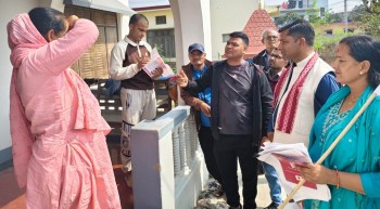 एमालेका उम्मेदवार राई घरदैलोमै, नेपालगन्ज-१८ का मतदातासँग भेट 