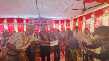 कोहलपुरका भूमिहिन दलित र भूमिहिन सुकुम्बासीलाई पुर्जा बाँड्न थालियो