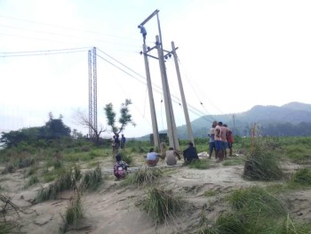 राप्ती बाढीको वितण्डा : तीन दिनदेखि कुसुम राप्तीपारीका गाउँ अन्धकार