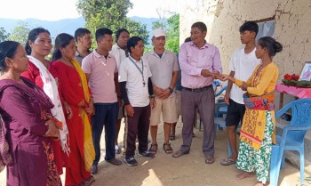 भोटेकोसी बाढी : श्यामबहादुरको परिवारलाई एमाले राप्ती सोनारी-३ को सहयोग