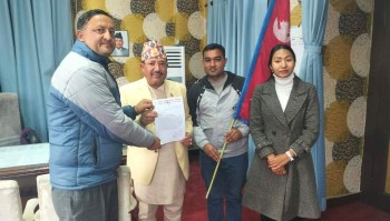 राष्ट्रिय झण्डाकाे दुरुपयोग राेक्न माग गर्दै निर्वाचन आयाेगमा ज्ञापनपत्र