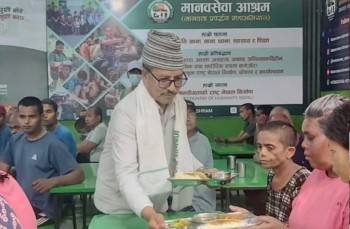 मानव सेवा आश्रममा पौवाको एक छाक खाना