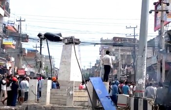 प्रर्दशनकारीले नेपालगन्जमा पुष्पलालको शालिक भत्काए