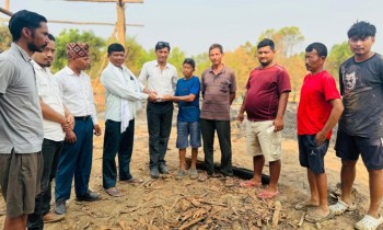 भम्का गाउँका आगलागी पीडितलाई एमालेको राहत