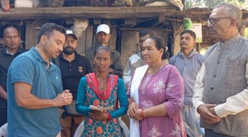 रसुवा बाढीमा बेपत्ता श्यामबहादुरको परिवारलाई समाजसेवी ओलीको सहयोग 