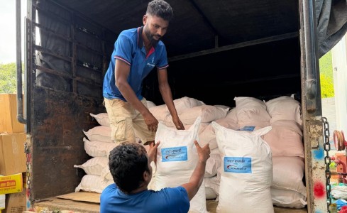 रसुवा क्षेत्रका बाढी प्रभावितलाई के.एल. दुगड ग्रुपको खाद्यान्न सहयोग