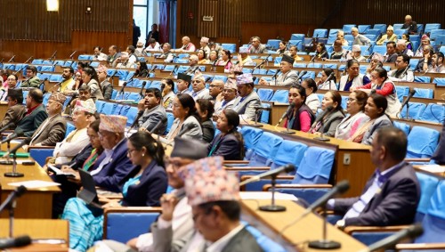 बजेट अधिवेशन : नयाँ संसद् भवनको मुख्य सभाकक्षमा बसाईदै