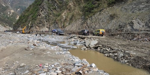 पहिरोले बिपी राजमार्ग अवरुद्ध