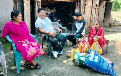 बाढीमा बेपत्ता चौधरीको परिवारलाई सहयोग