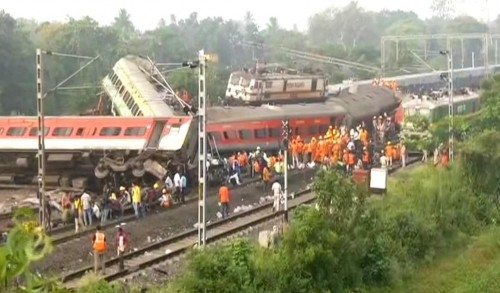 भारतको ओडिशामा रेल दुर्घटना, दुई सयभन्दा बढीको मृत्यु