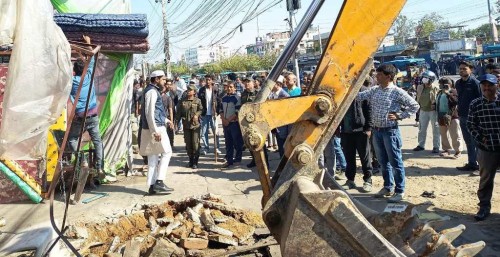 सार्वजनिक सडक क्षेत्रभित्रका संरचना हटाउन सडक डिभिजनको उर्दी