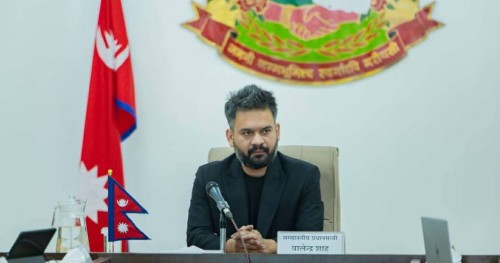 नेपाल तयारी पोशाक उद्योग संघका पदाधिकारीसँग छलफल गर्दै प्रधानमन्त्री शाह