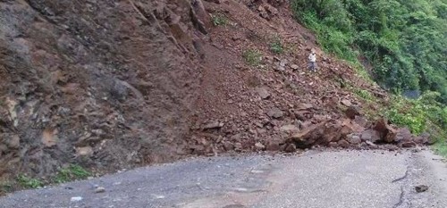 राप्ती राजमार्ग पहिरोले अवरुद्ध