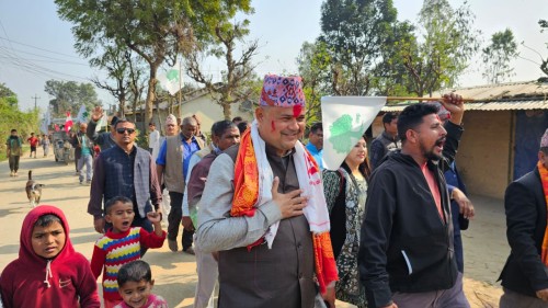 शुधान्सुसँग मतदाताको वाचा, 'कांग्रेस बद्लिएर आएको छ, रुखमा मतदान गर्छौ'