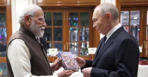 रूसी भाषामा अनुवाद गरिएको भागवत गीता मोदीले पुटिनलाई दिए उपहार