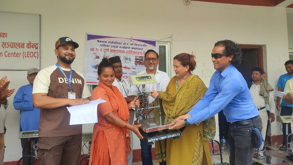 बैजनाथले किसानलाई बाँड्यो ७० प्रतिशत अनुदानमा डिजिटल तराजु 
