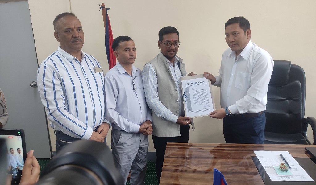 प्रशासन कार्यालयमार्फत प्रधानमन्त्रीलाई ज्ञापनपत्र