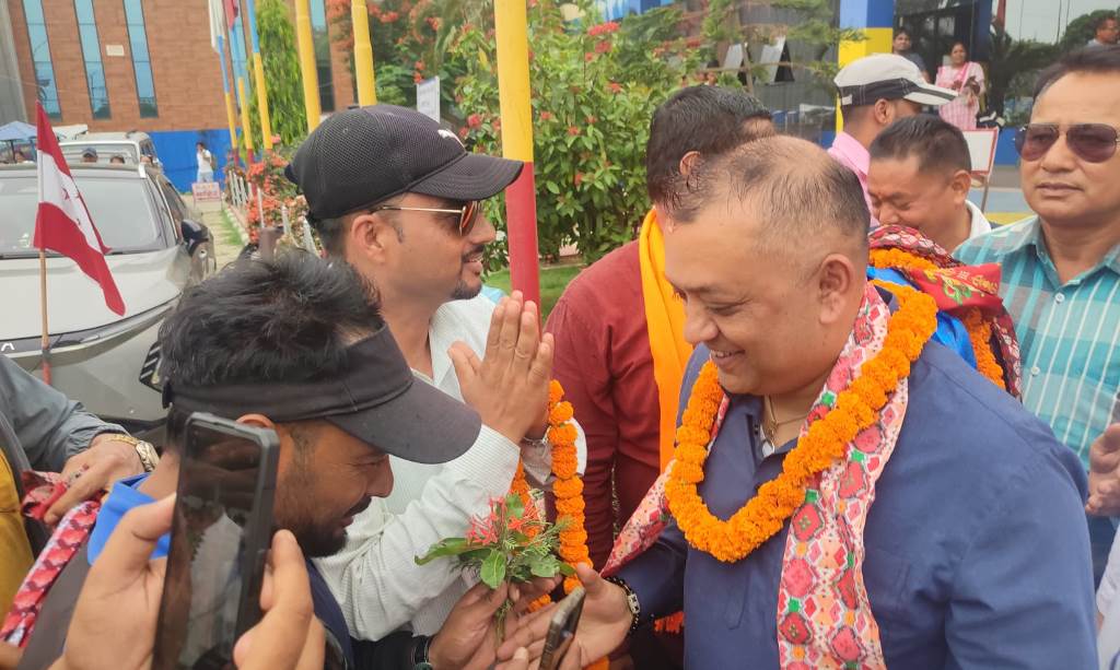 कांग्रेस महामन्त्री थापालाई नेपालगन्ज विमानस्थलमा स्वागत