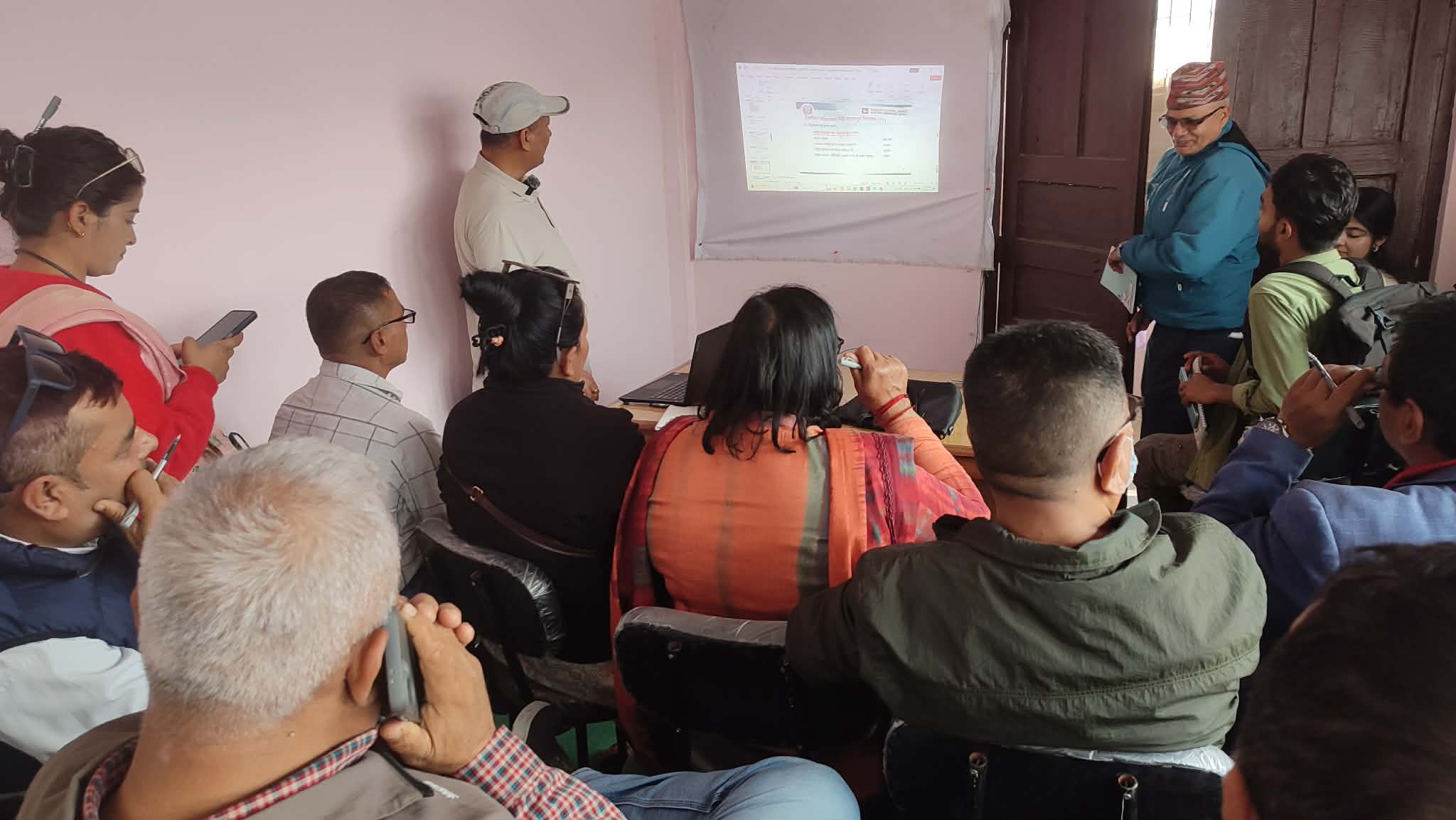 निर्वाचनमा बाँकेका साढे ३ लाख बढीले मतदान गर्दै 