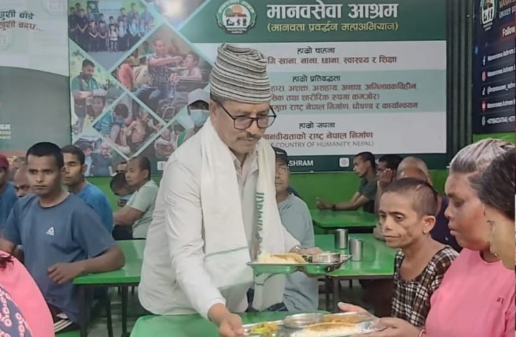 मानव सेवा आश्रममा पौवाको एक छाक खाना