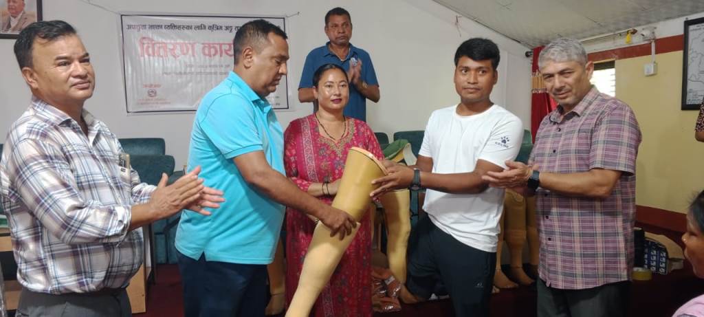 अपांगता व्यक्तिलाई कृत्रिम अंग र सहायक सामाग्री वितरण