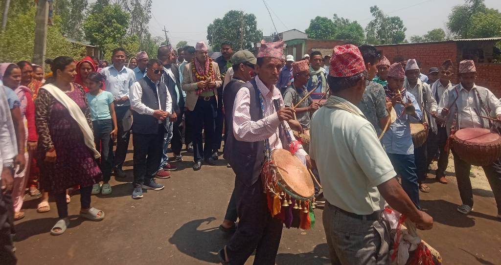 प्रदेश मन्त्री खत्रीलाई बाजागाजासहित स्वागत