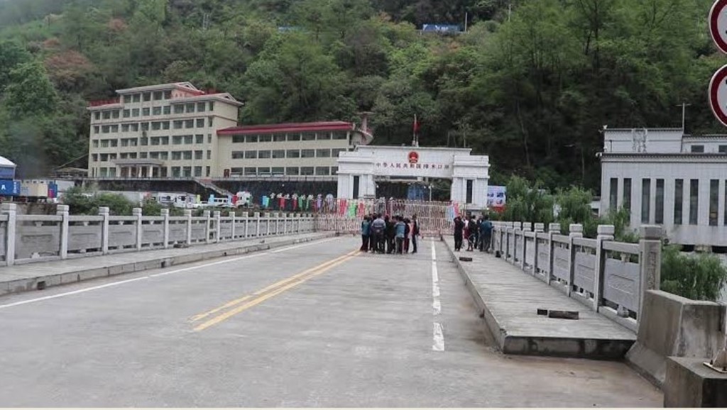 दसैँको सामान भित्र्याउन खुल्यो तातोपानी नाका